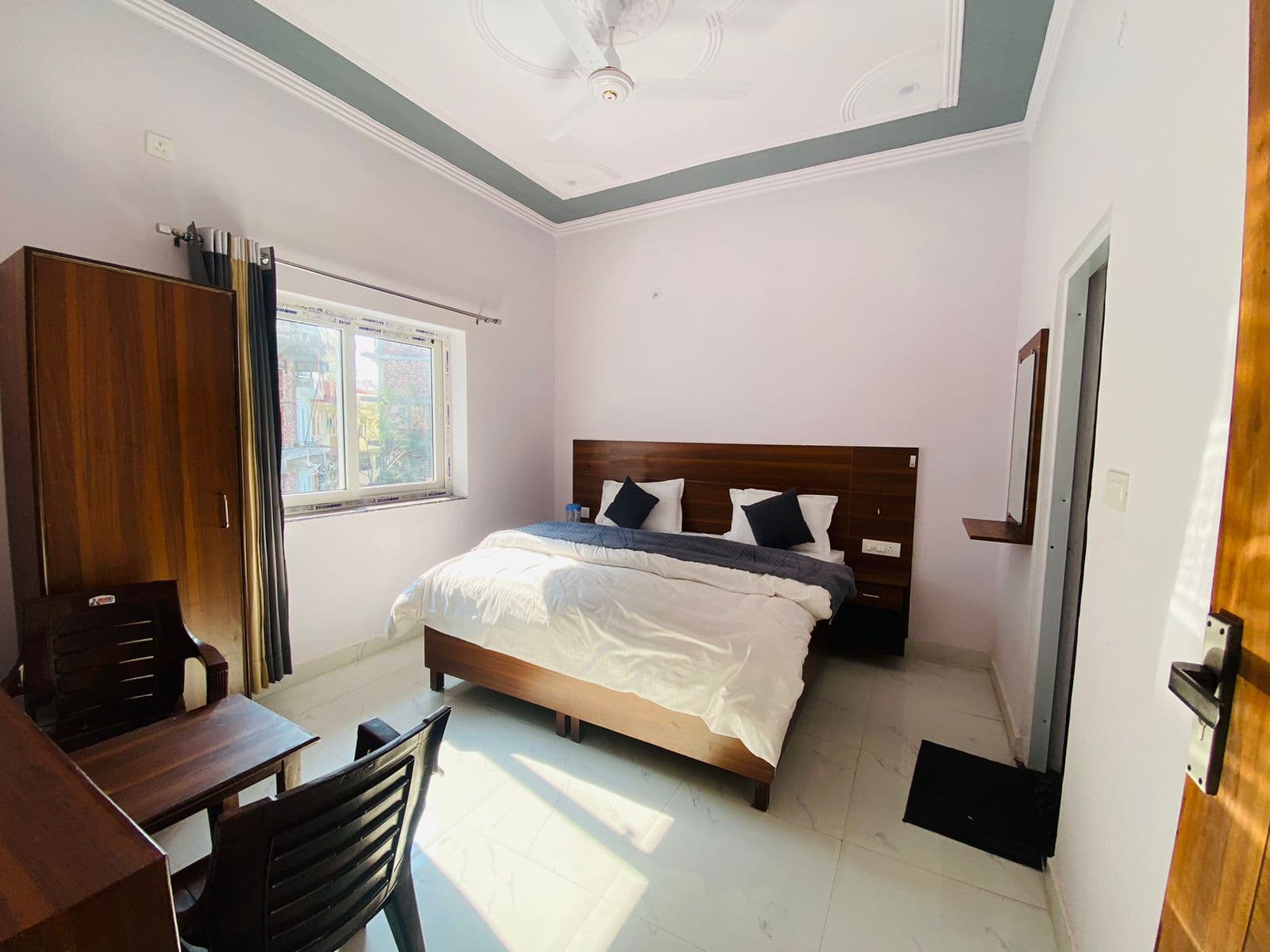 Hotel Paramount & cafe, Rishikesh